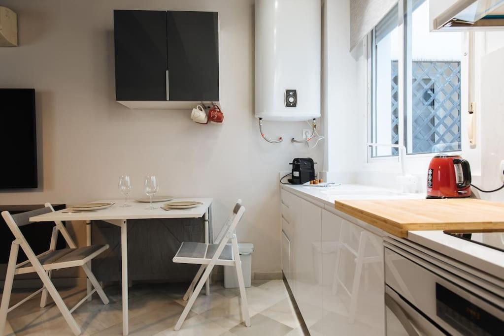 Ad2B Apartment, 300M From Cathedral With 2Br セビリア エクステリア 写真