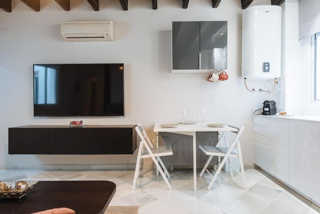 Ad2B Apartment, 300M From Cathedral With 2Br セビリア エクステリア 写真